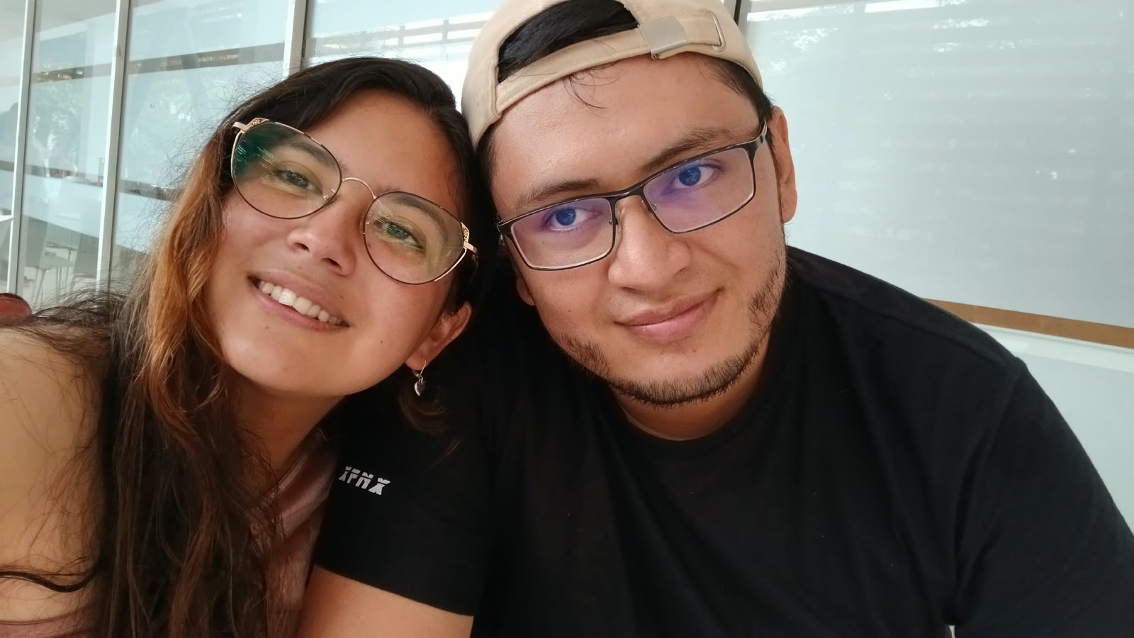 Carlos y Noe juntos, sonriendo